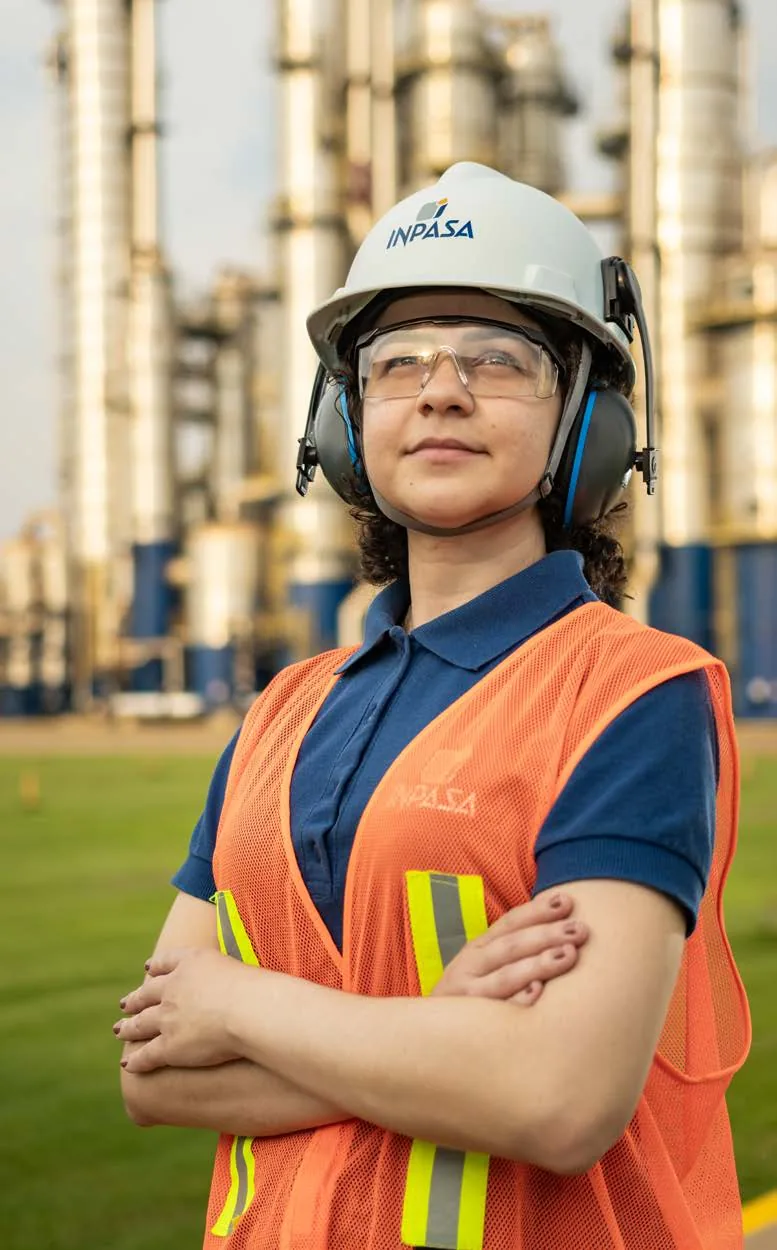 Profissional da Inpasa em unidade industrial