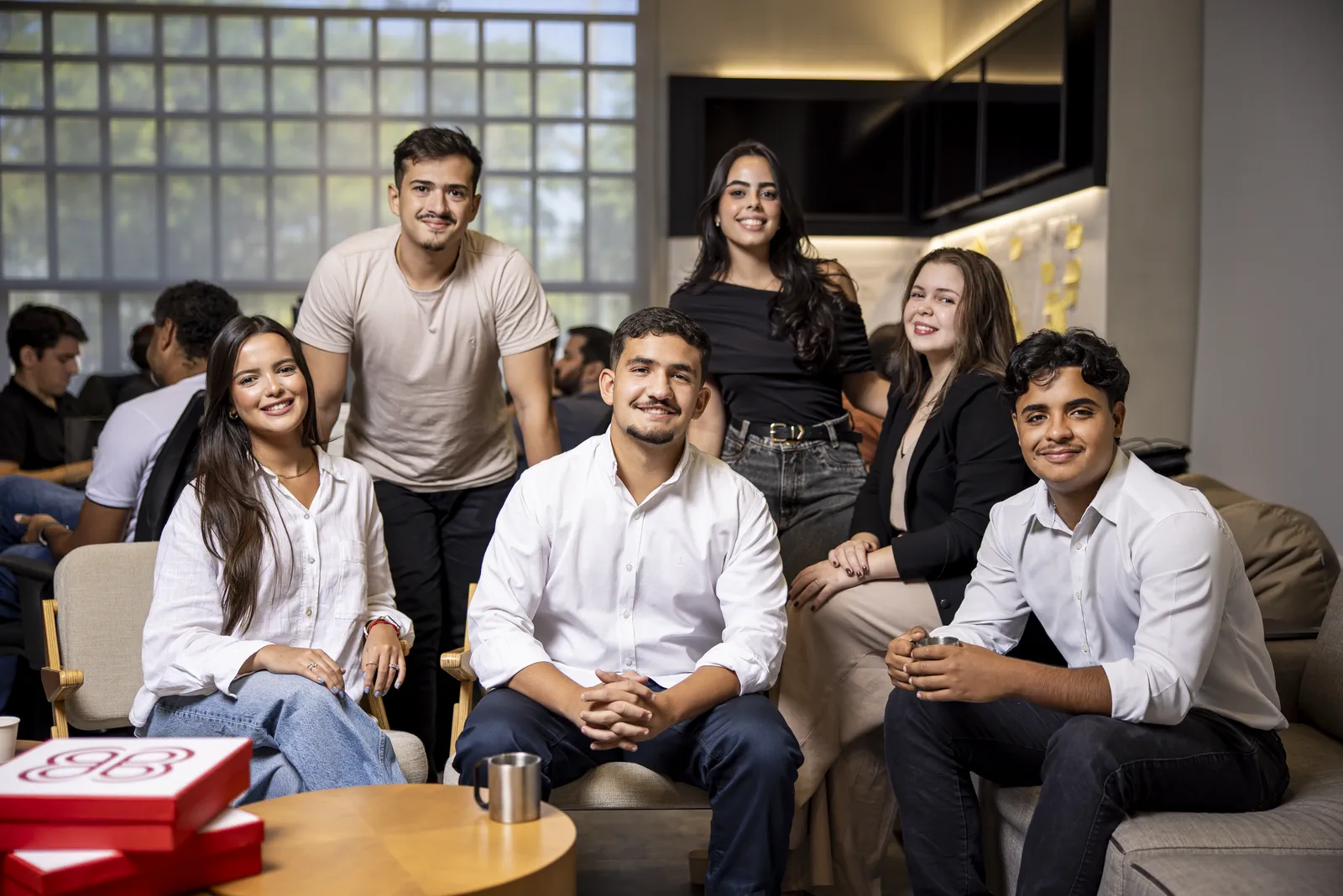 Colaboradores Multiplan reunidos em ambiente de convivência da empresa