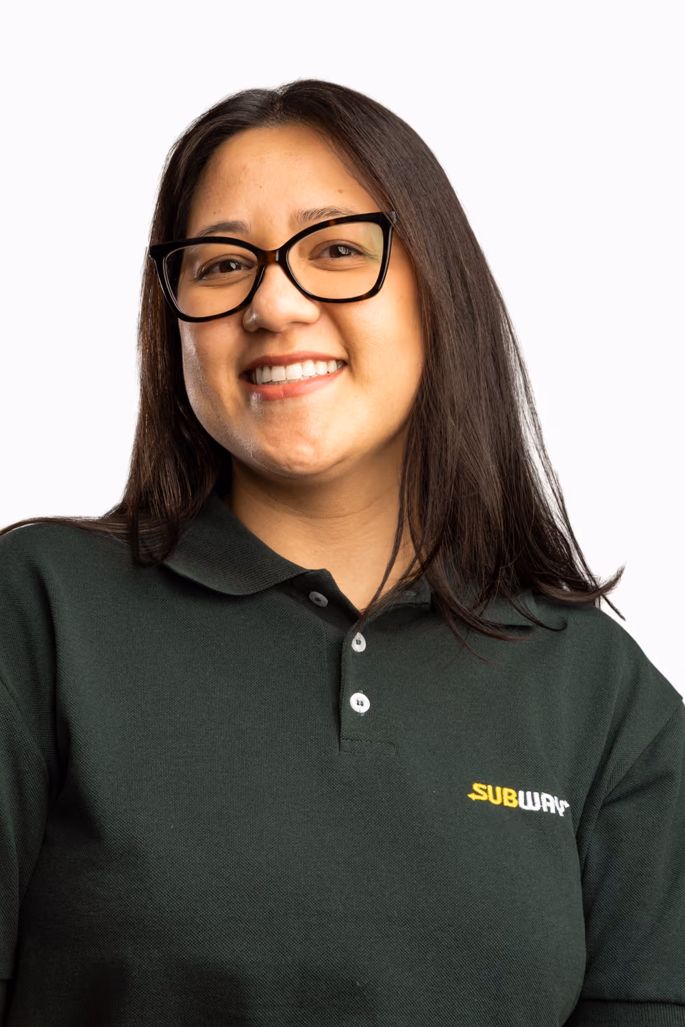 Profissional do Subway sorrindo; em seguida, a foto troca e ele(a) aparece mordendo um sanduíche gigante