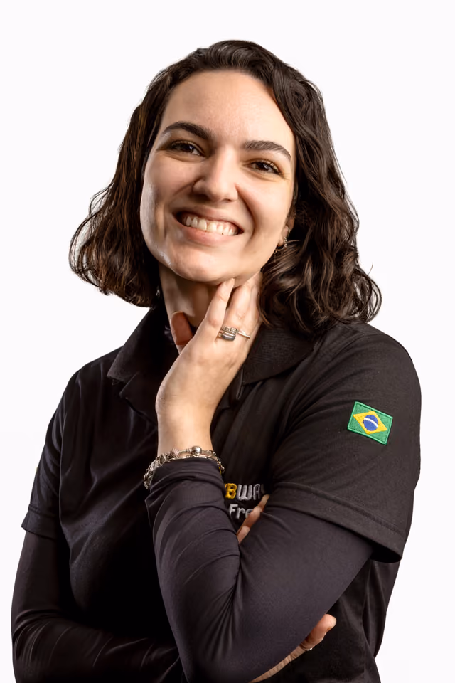 Profissional do Subway com a mão no queixo; em seguida, a foto troca e ele(a) aparece com um cookie na frente do olho