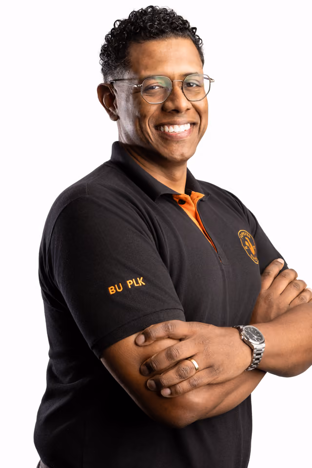 Profissional do Popeyes de braços cruzados; em seguida, a foto troca e ele(a) aparece com batata frita e refrigerante