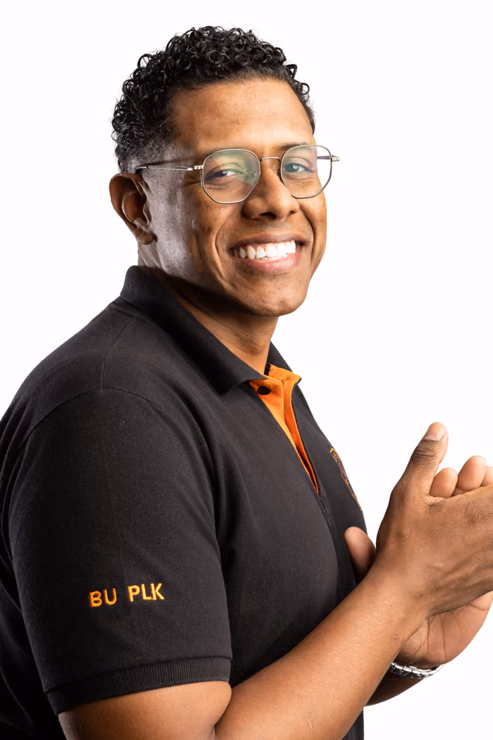 Profissional do Popeyes batendo palmas; em seguida, a foto troca e ele(a) aparece com batata frita e refrigerante