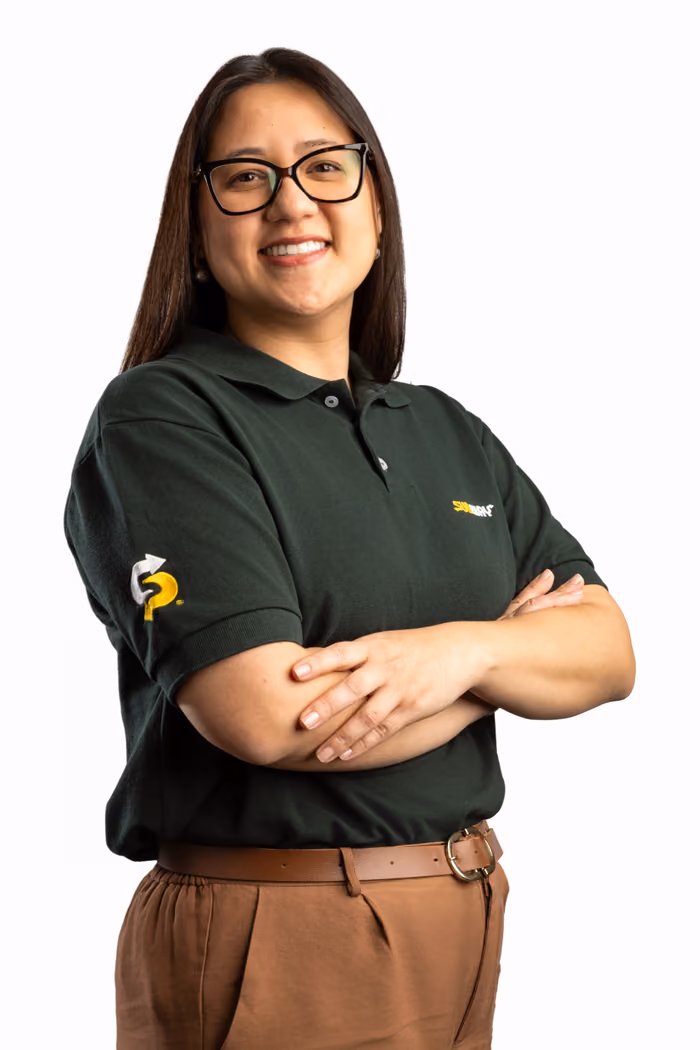 Profissional do Subway sorrindo; em seguida, a foto troca e ele(a) aparece mordendo um sanduíche gigante